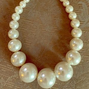 Graduated pearl necklace